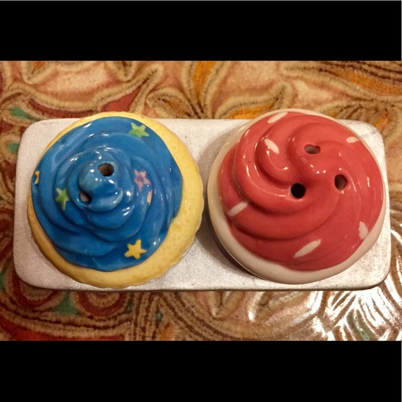 💗Urban Outfitters Cupcake holder & mini Cupcake salt & pepper shakers - Picture 2 of 10